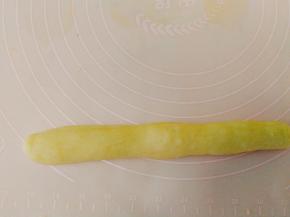 用手轻揉成长条状。