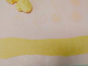 两手拽两头拉长