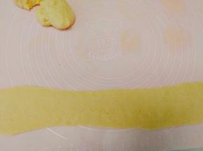 两手拽两头拉长