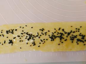 刷一层油酥，黑芝麻撒在擀开的长条面叶上，