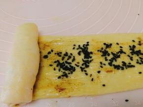一边拉拽，一边顺着方向卷起，收边。