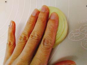 收尾时把头折在中心，手掌压扁。