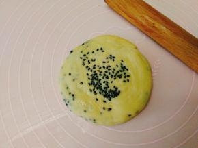 擀成大小均匀的饼胚子