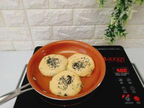 饼胚子放进锅内，小火煎2分钟。