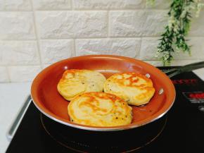 翻面再烙2分钟，颜色焦黄，