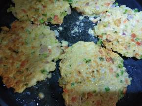 煎黄一面再翻面。