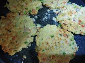 煎黄一面再翻面。