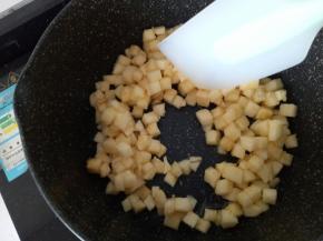 倒入苹果块进行翻炒