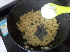 炒至苹果变软后加入白砂糖，加入白砂糖苹果会出水