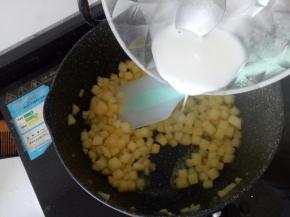 将调好的玉米淀粉加入苹果丁中