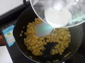 将调好的玉米淀粉加入苹果丁中