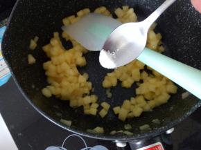 加入盐，搅拌均匀，晾凉备用