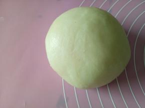 揉至光滑的面团，包保鲜膜松弛20分钟