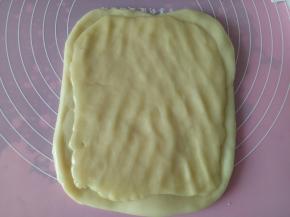 将油皮擀开，油酥也一样，然后把油酥放到油皮上