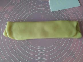 擀平，擀开，继续重复步骤14-17