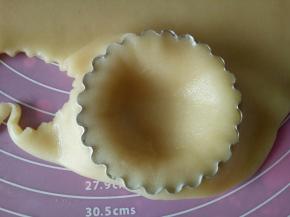 用手压一下，压去多余的边