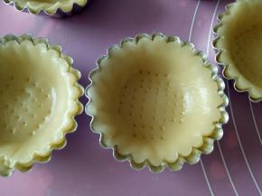 依次做好，底部用叉子扎一些小孔，防止烤的时候鼓包