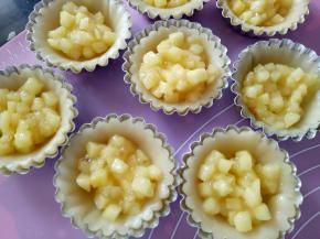 将苹果丁倒入模具中