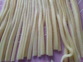 将剩下的面片根据模具尺寸切成长条