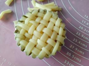 用手压一下，压去多余的面