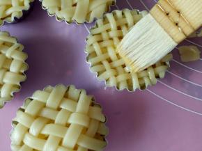 依次做好，表面刷一层蛋液