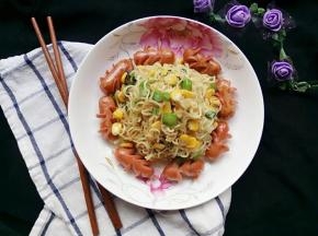 炒好的面放在火腿的中间就可以了