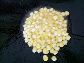 锅里再放入玉米煎