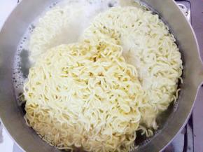 锅里水开放入面煮熟