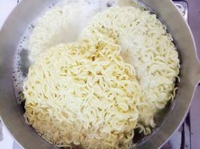 锅里水开放入面煮熟