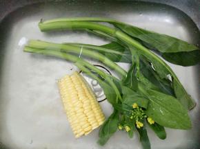 菜心和玉米先泡一下水