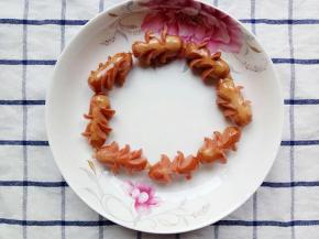 煎好的火腿摆在盘子的边上