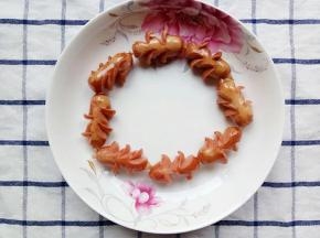 煎好的火腿摆在盘子的边上