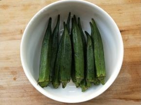 秋葵洗净。