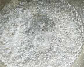 水烧开，放少许盐。