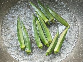 放秋葵。