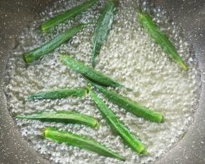 滴几滴食用油，焯一分钟，颜色始终翠绿。