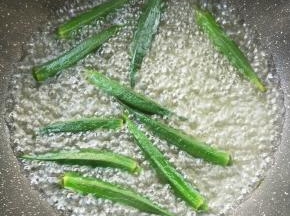 滴几滴食用油，焯一分钟，颜色始终翠绿。