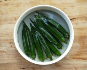 捞出，放凉水中浸泡。