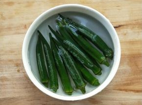 捞出，放凉水中浸泡。