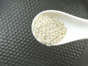 一勺白芝麻炒熟。