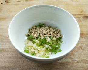 倒入装蒜末葱花的碗中。