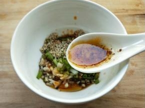 半勺芝麻油。