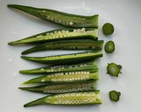 捞出秋葵沥干，切蒂，对半切开。