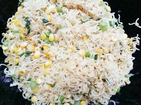 最后加入面翻炒后，按个人口味加盐