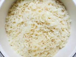 煮好的面过一下冷水用滤网掉水