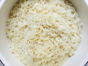 煮好的面过一下冷水用滤网掉水