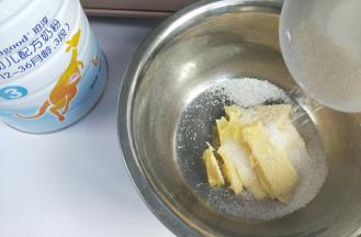 软化好的黄油，加入白砂糖。