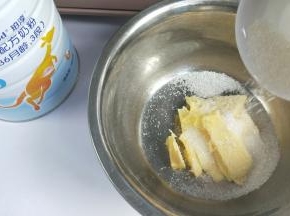 软化好的黄油，加入白砂糖。