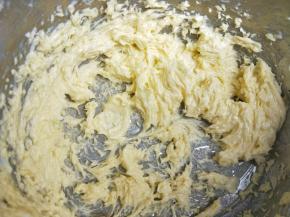 继续搅打至蓬松状，颜色变浅。