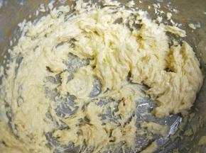 继续搅打至蓬松状，颜色变浅。